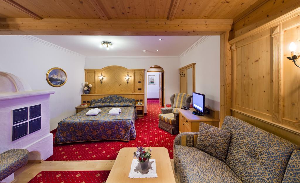 Alpen Hotel Corona Vigo di Fassa Exterior foto